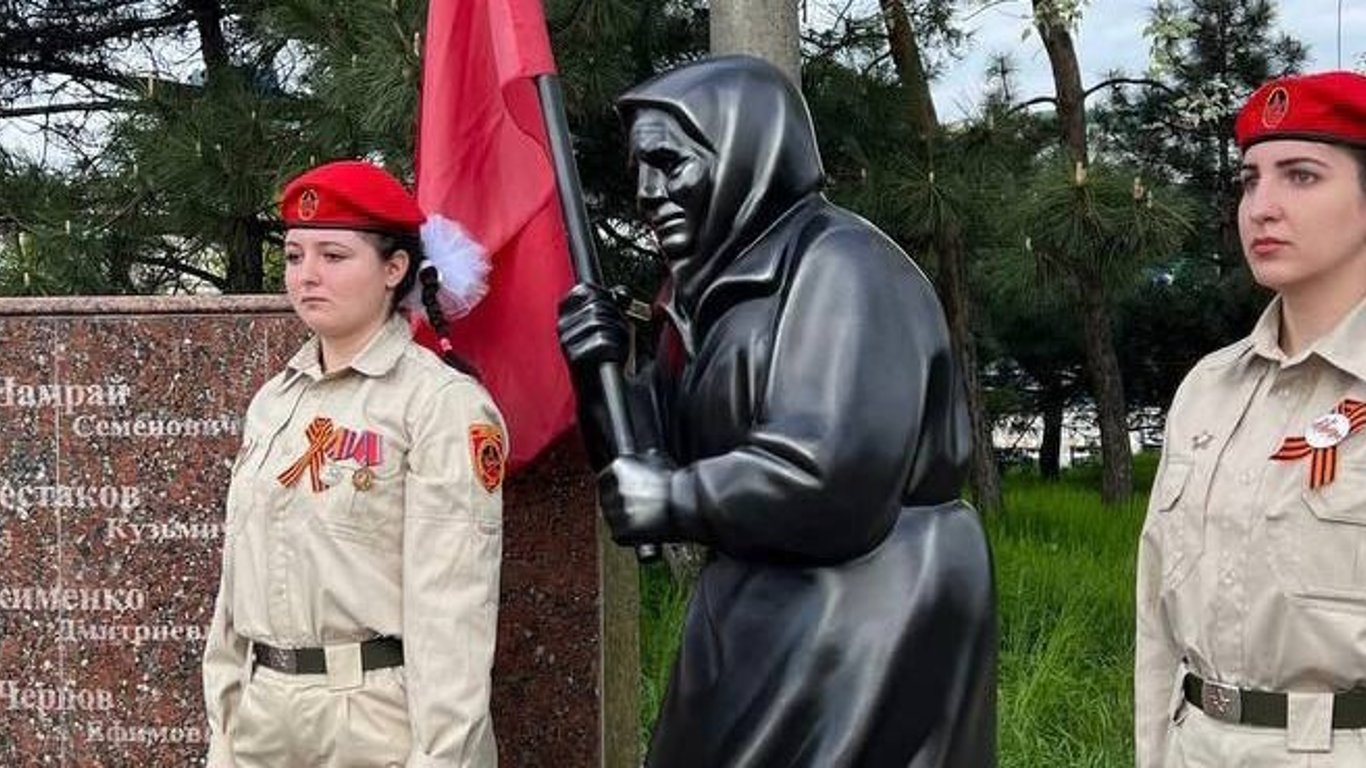 россияне установили в Мариуполе жуткий памятник с коммунистическим флагом