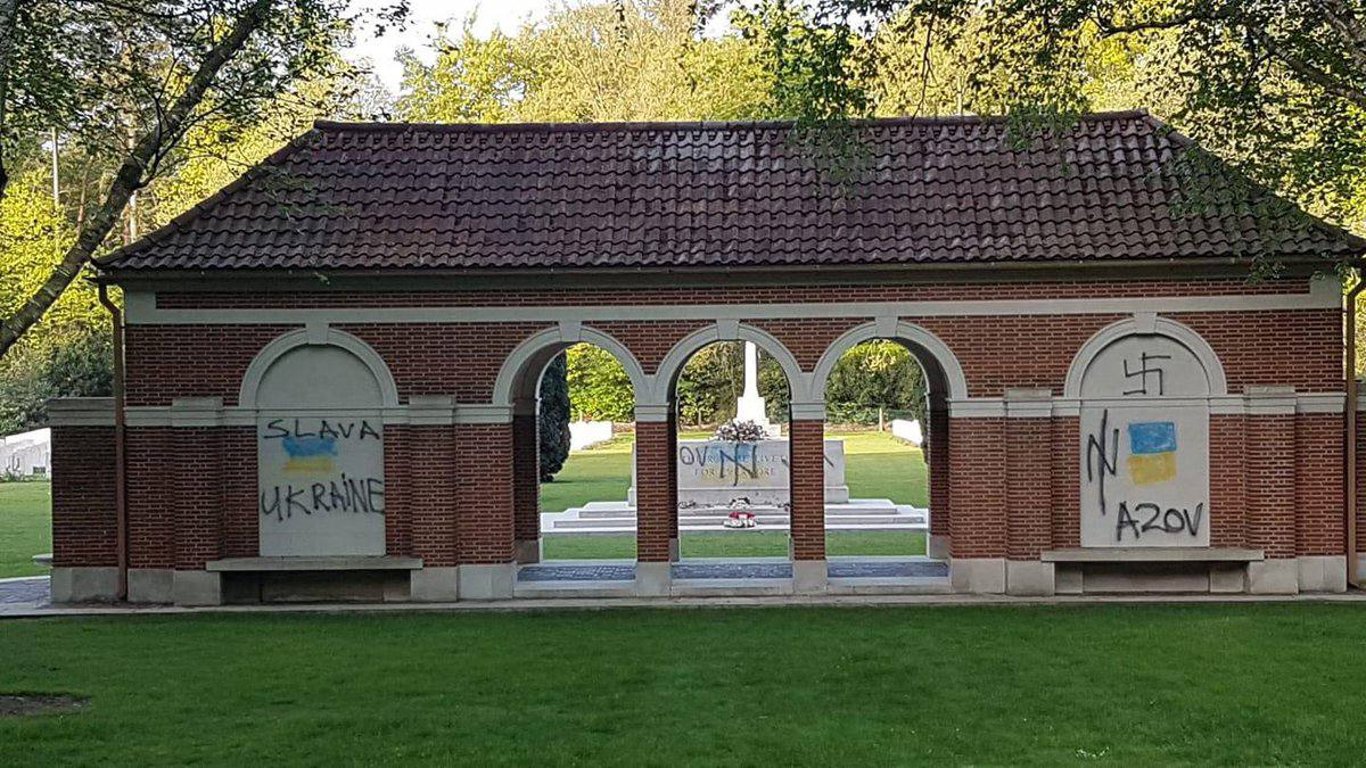 МИД осудил акт вандализма со словом "Азов" на мемориале в Нидерландах