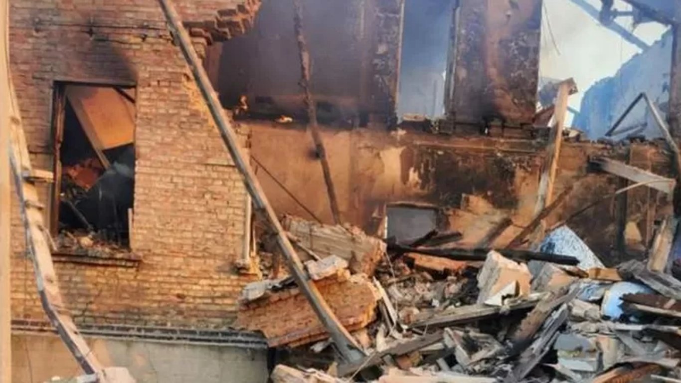 Окупанти обстріляли школу на Луганщині, щонайменше 60 осіб загинуло