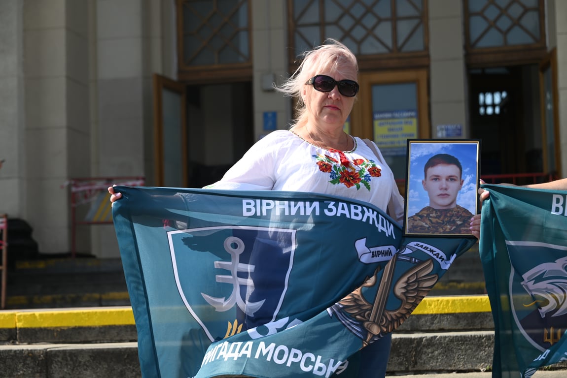 Одеса завмерла на хвилину, щоб вшанувати загиблих — фоторепортаж - фото 7