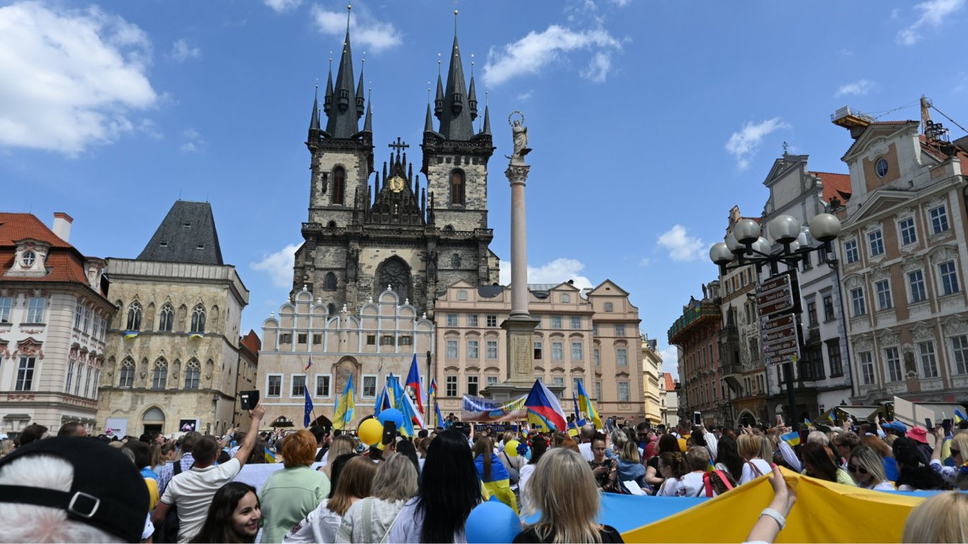 Чехія скоротила допомогу для українців — як змінились виплати
