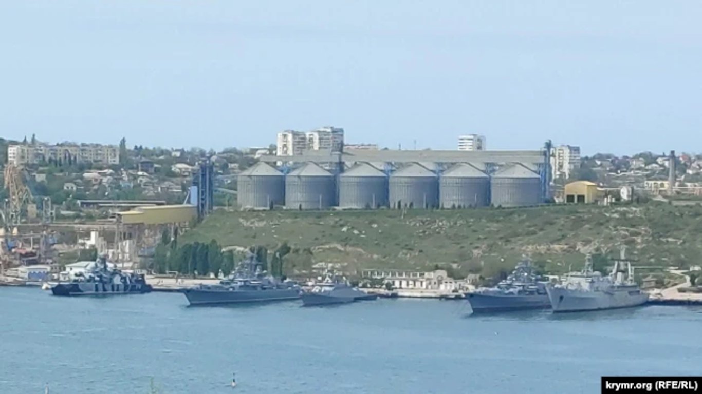 рф вивела з Севастополя у Чорне море майже всі кораблі з ракетною зброєю