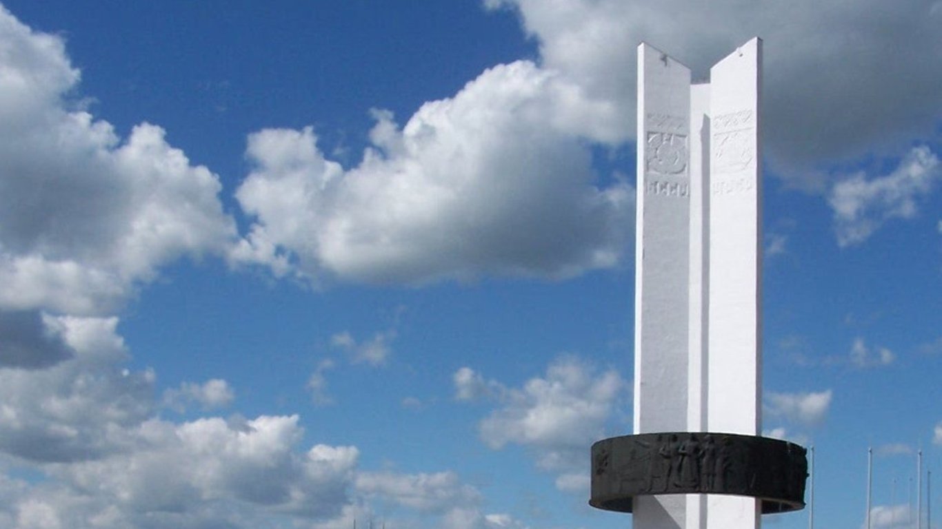Монумент в честь дружбы народов ликвидируют на границе Украины