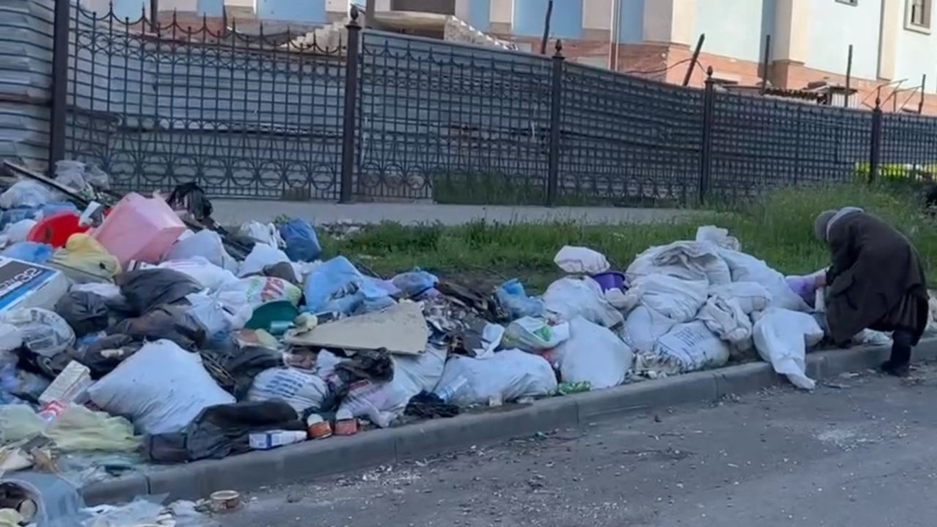 Пенсионеры в Мариуполе ищут еду в мусорниках