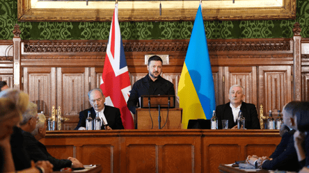 Зеленський показав планшет, з якого в реальному часі стежить за фронтом - 290x160