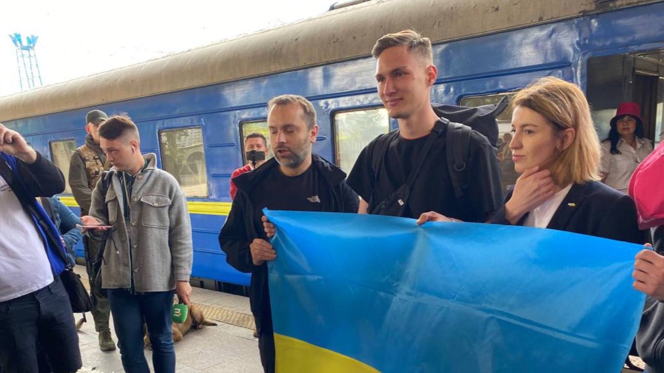 Члена группы Kalush Orchestra встретили на Киевском вокзале.