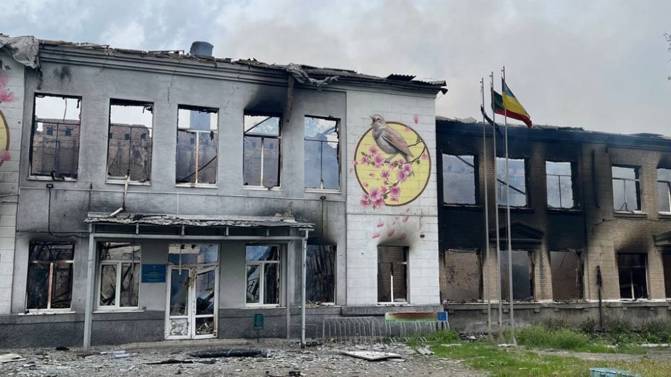 Окупанти обстріляли школу у Донецькій області фосфорними боєприпасами