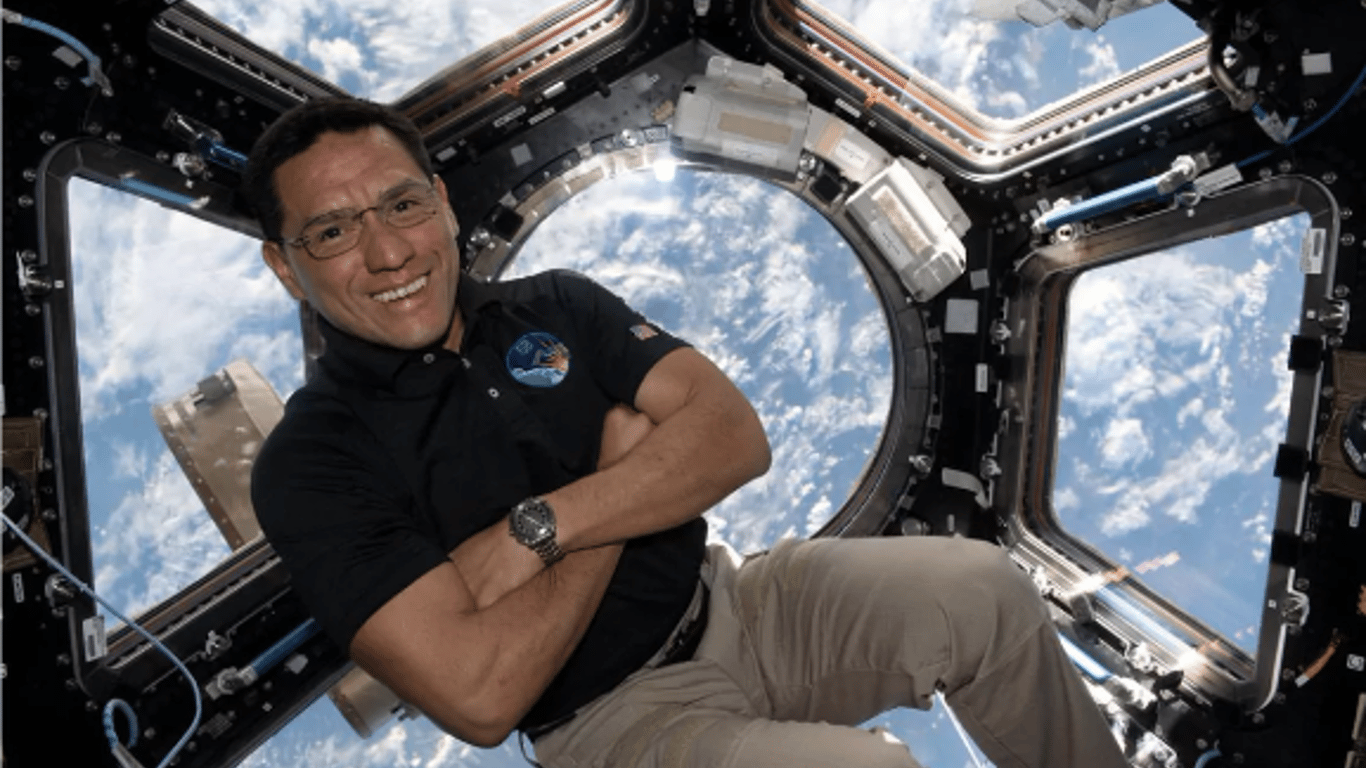 Астронавт побил рекорд NASA по самому долгому пребыванию в космосе