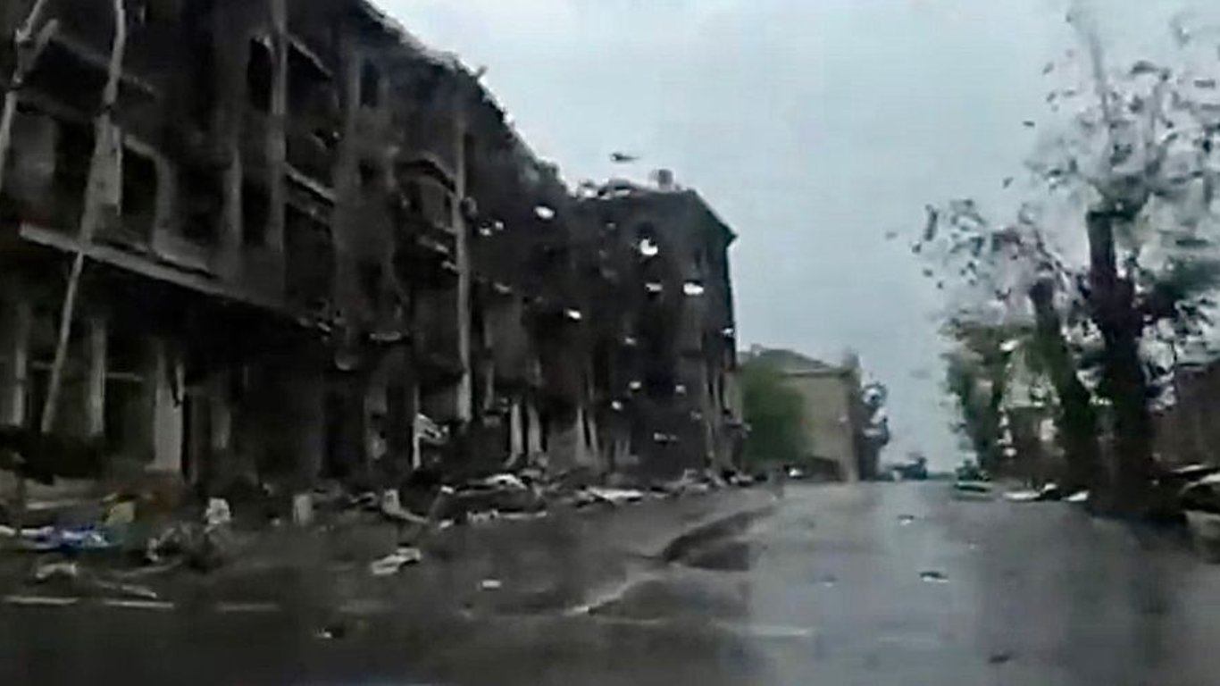 В Маріуполі трупна отрута тече по вулицях міста через дощі