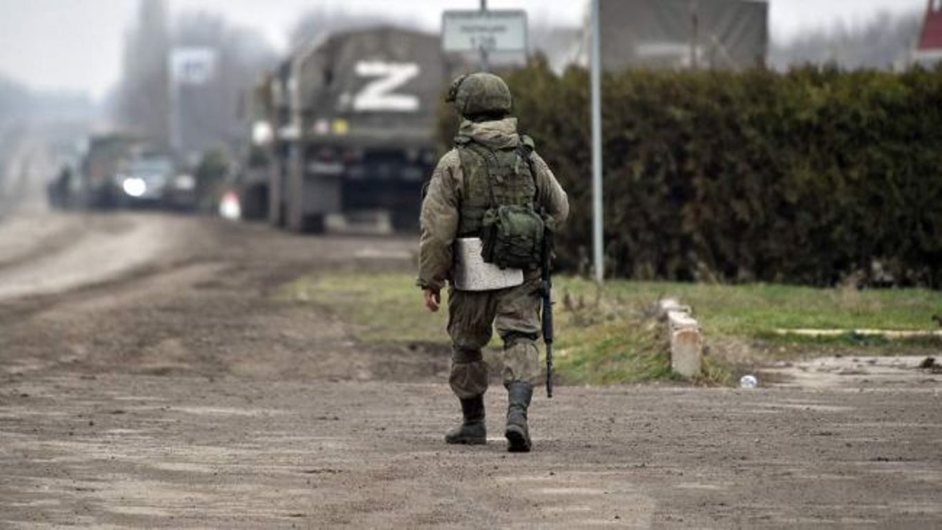 В Мелітополі окупанти роздають крадену українську гуманітарну допомогу та погрожують місцевим
