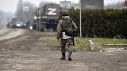 В Мелитополе оккупанты раздают ворованную украинскую гуманитарную помощь и угрожают местным - 285x160