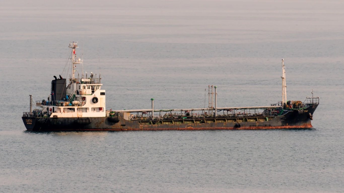 Из-за санкций в море застряло рекордное количество российской нефти