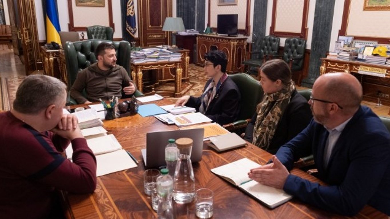 Зеленский  обсудил с Тамилой Ташевой поддержку украинцев в Крыму