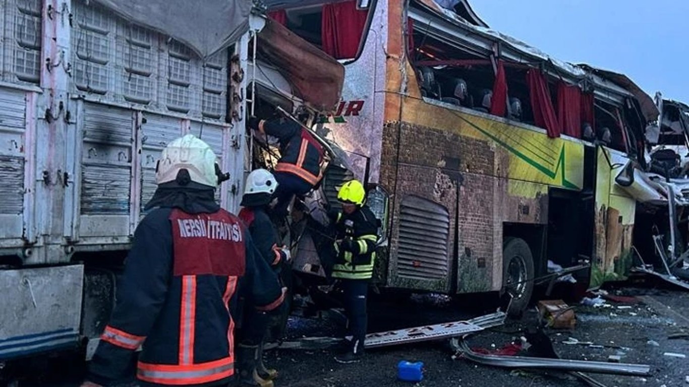 В Туреччині пасажирський автобус потрапив у ДТП — десятки пасажирів постраждали