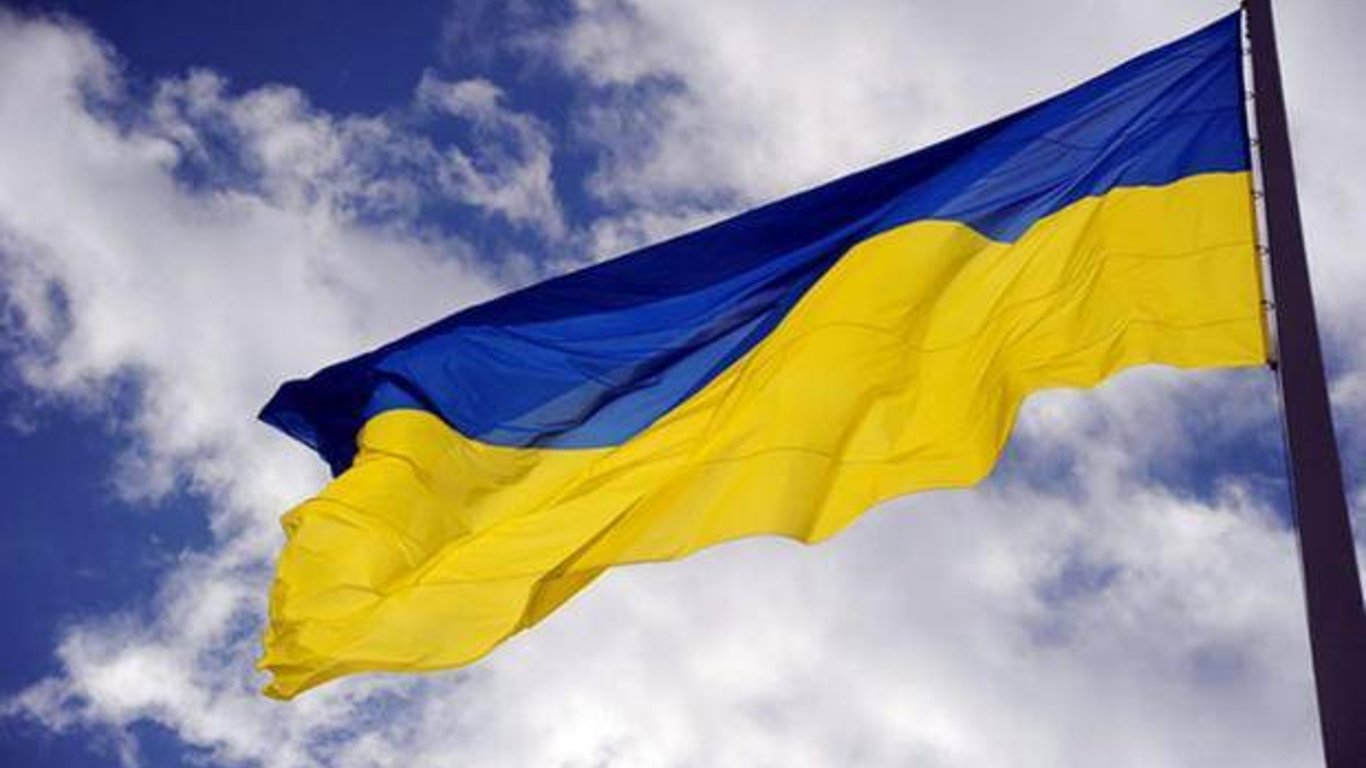 путину воткнули украинский флаг - неизвестные альпинисты обозначили вершину. Фото