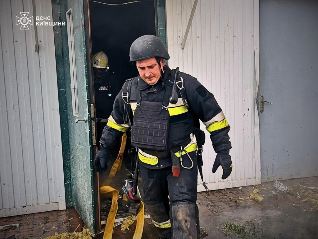 Рятувальники ліквідовують наслідки атаки РФ на Київщину 18 травня