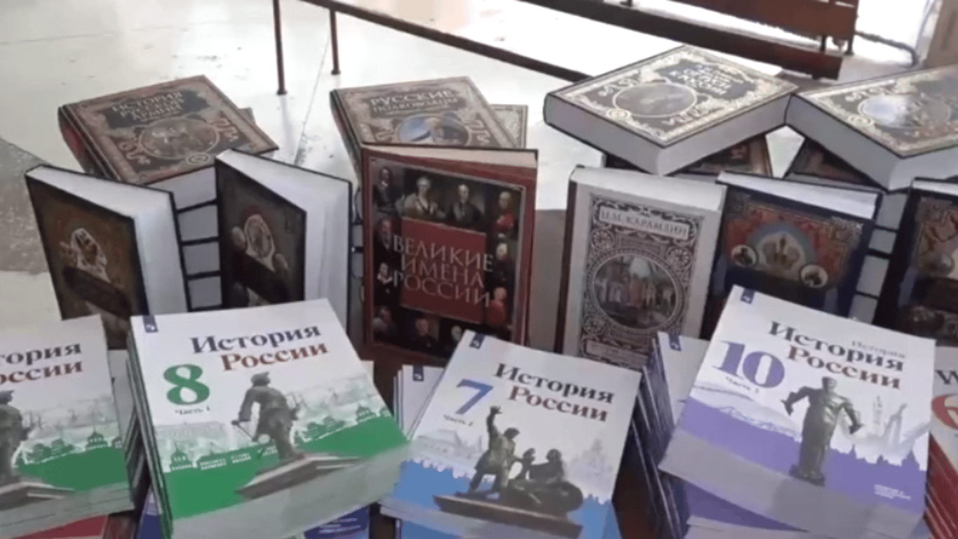 До Маріупольских шкіл звозять російську літературу та посібники