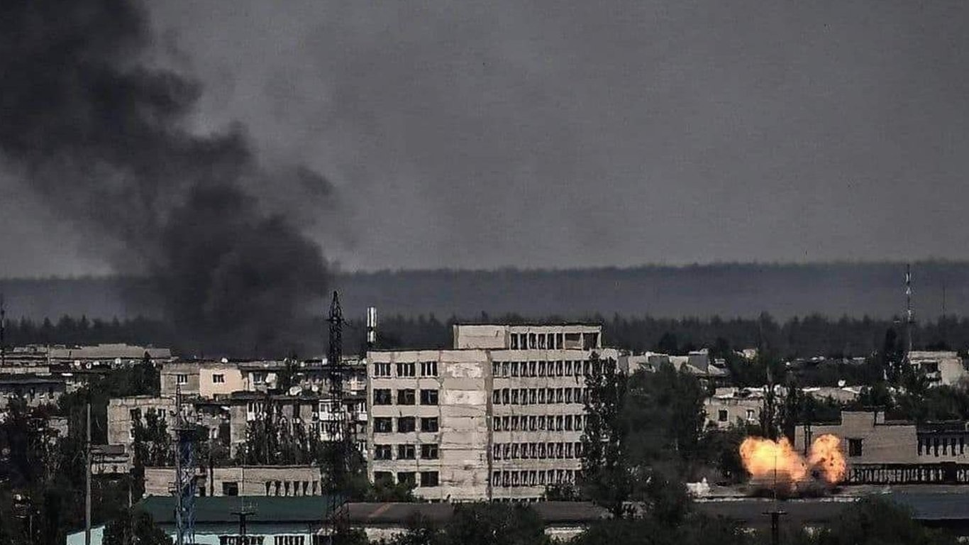 Война в Украине - россияне снова нанесли удар по Азоту и повредили больницу на Луганщине