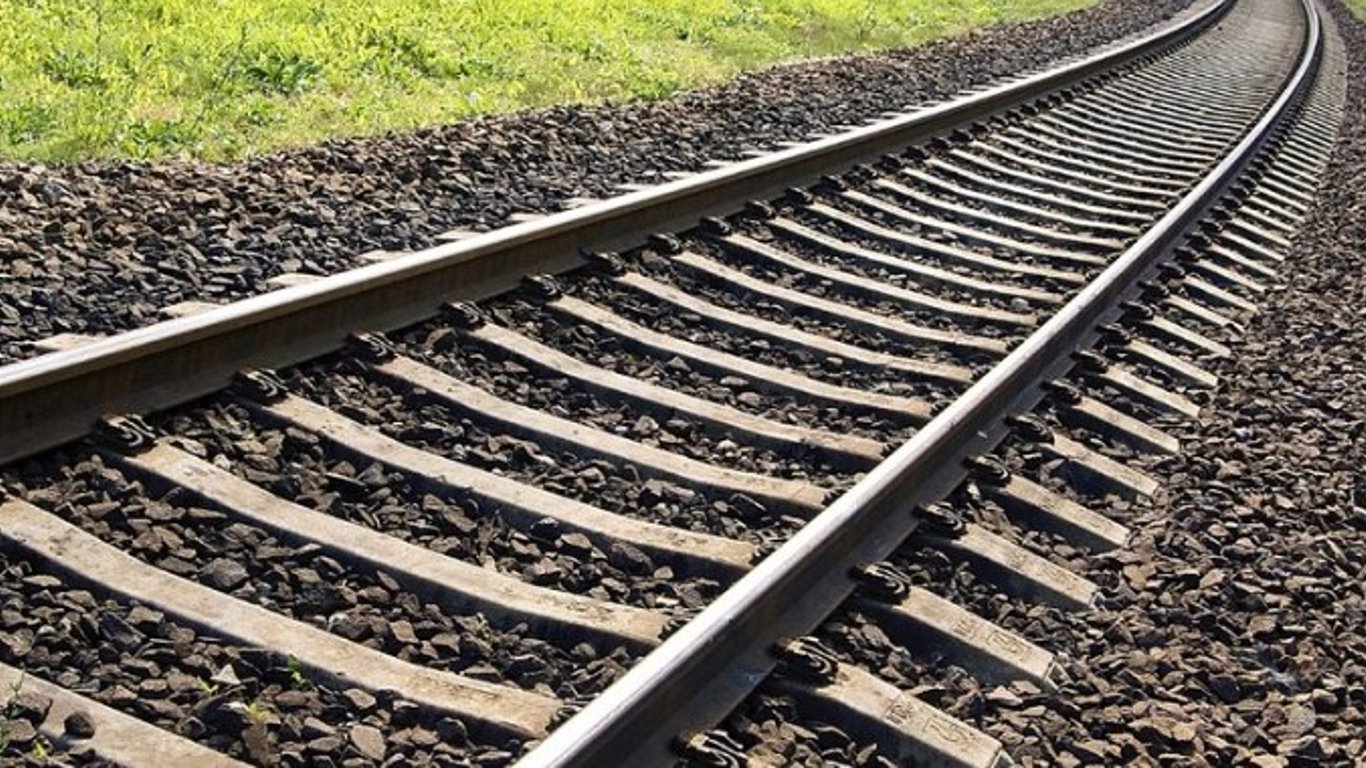 Ракетные удары по Львовщине - повреждены объекты железной дороги, задерживаются 13 поездов