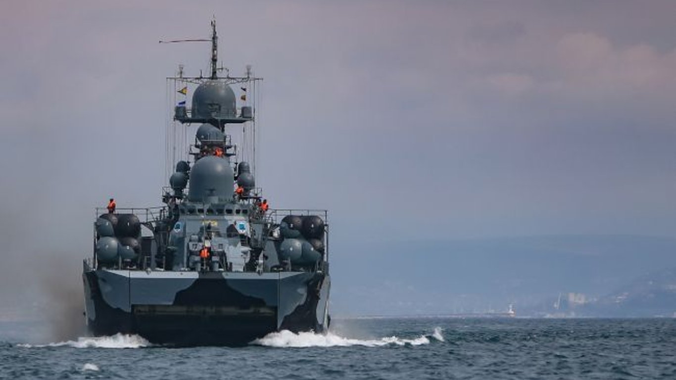 Кораблі рф в Чорному морі прикриваються цивільними суднами
