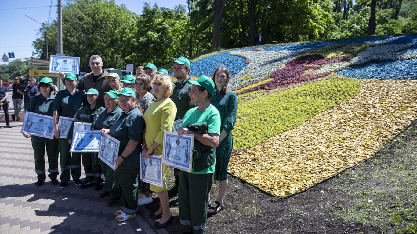 В Киеве создали рекордную композицию из цветов в виде "Призрака Киева"