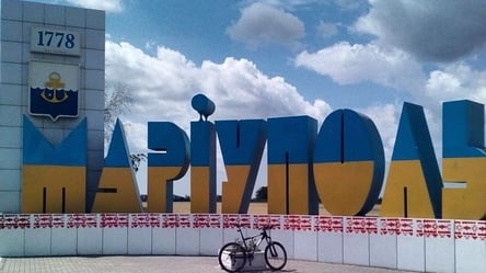 Окупанти демонтують стелу "Маріуполь" через українську мову та синьо-жовтий колір - 285x160