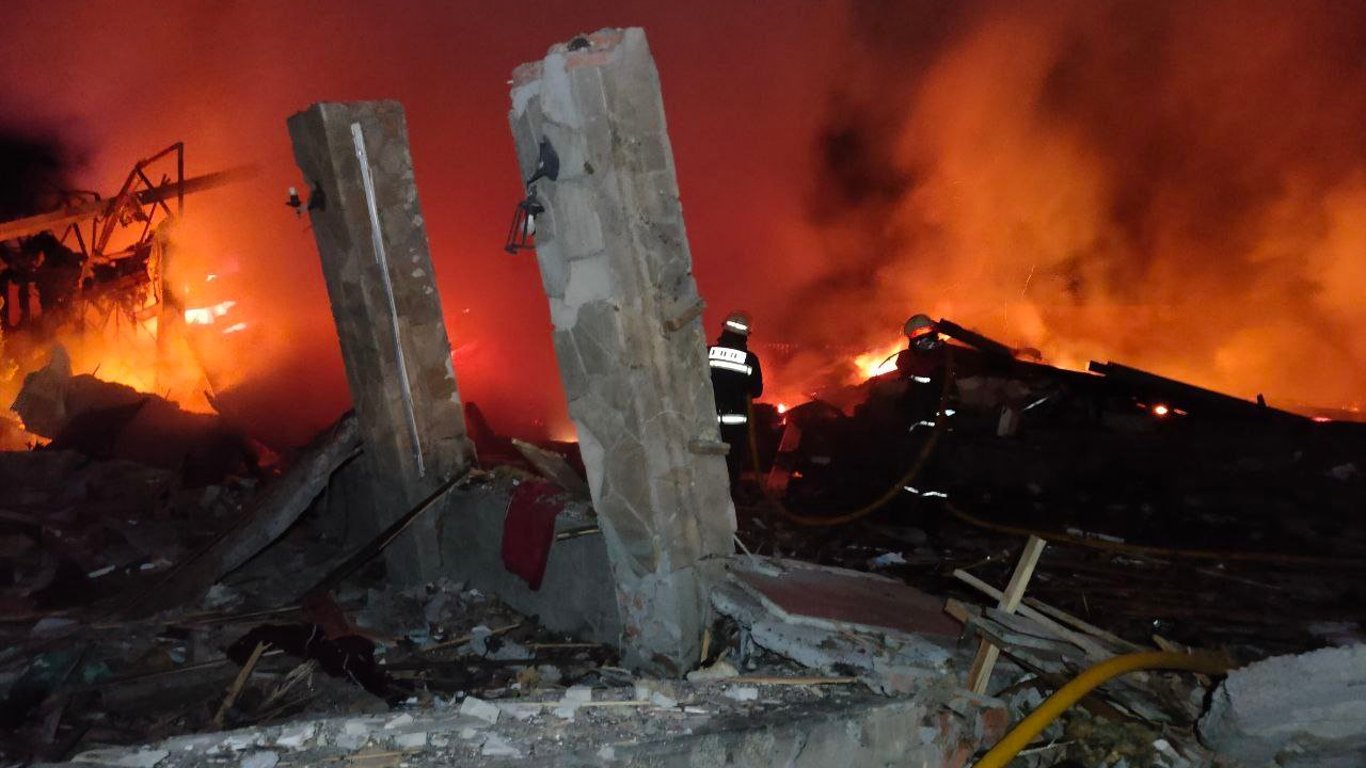 В Харькове в результате обстрелов горела библиотека, магазин и кафе: есть погибшие и травмированные
