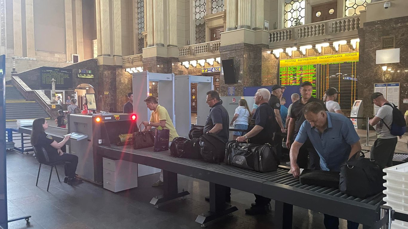 На железнодорожном вокзале в Киеве запустили новую систему безопасности, разоблачили 6 человек с оружием