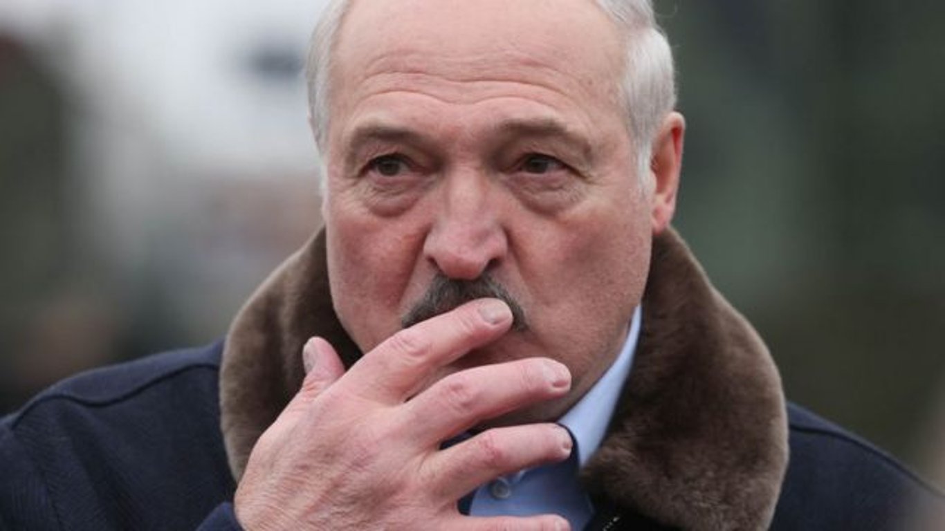 Лукашенко заявил, что с автоматом будет бегать не он, а чиновники