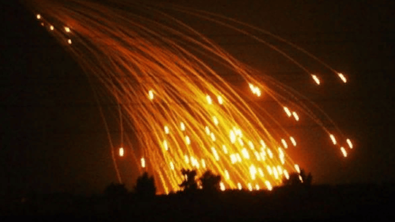 Рашисти обстрілюють Мар'їнку фосфорними бомбами
