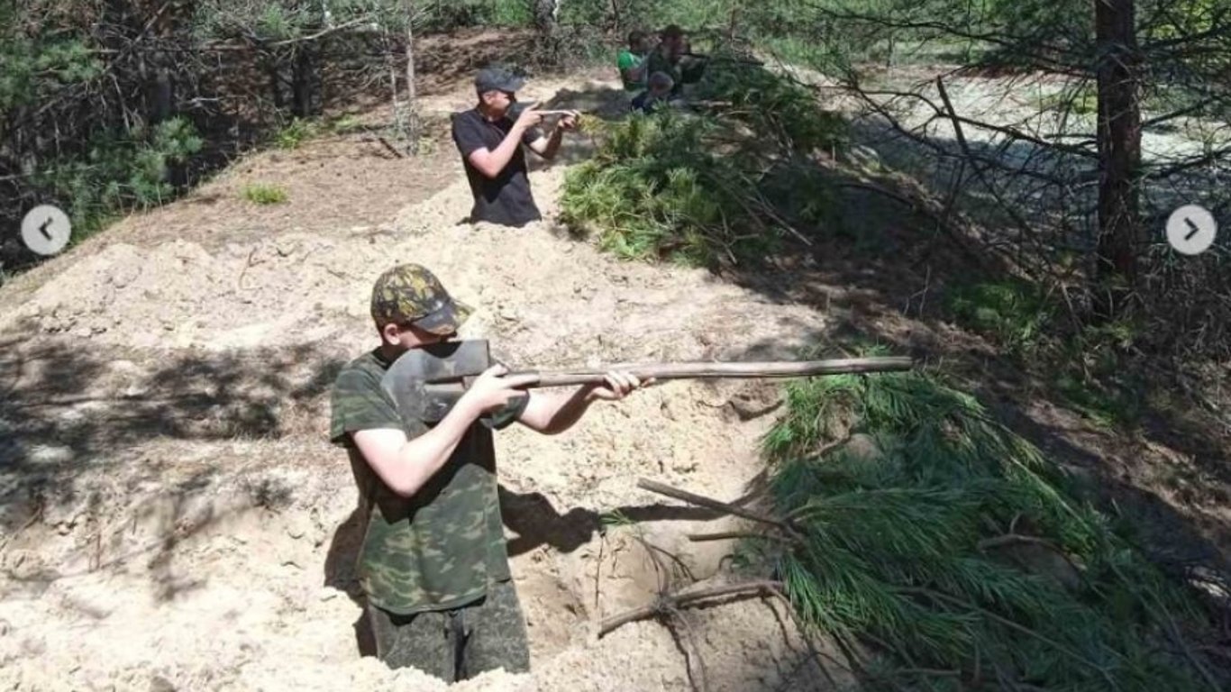 В білорусі школярів вчать воєнного мистецтва "лопатами"