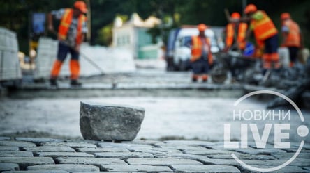 У Києві триває ремонт Володимирського узвозу: рух частково перекрито, перекладають бруківку - 285x160