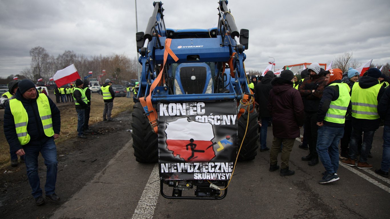 Польські фермери почали протести з образливими плакатами на залізниці