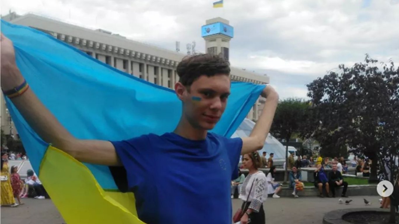 В Києві правоохоронці побили хлопця за браслет ЛГБТ+