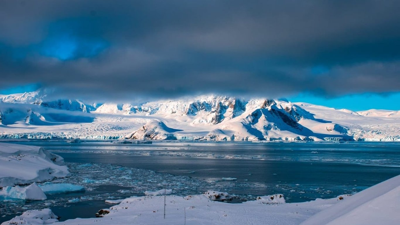 Тривожна аномалія: в Антарктиді полярники зафіксували мінімальну кількість льоду