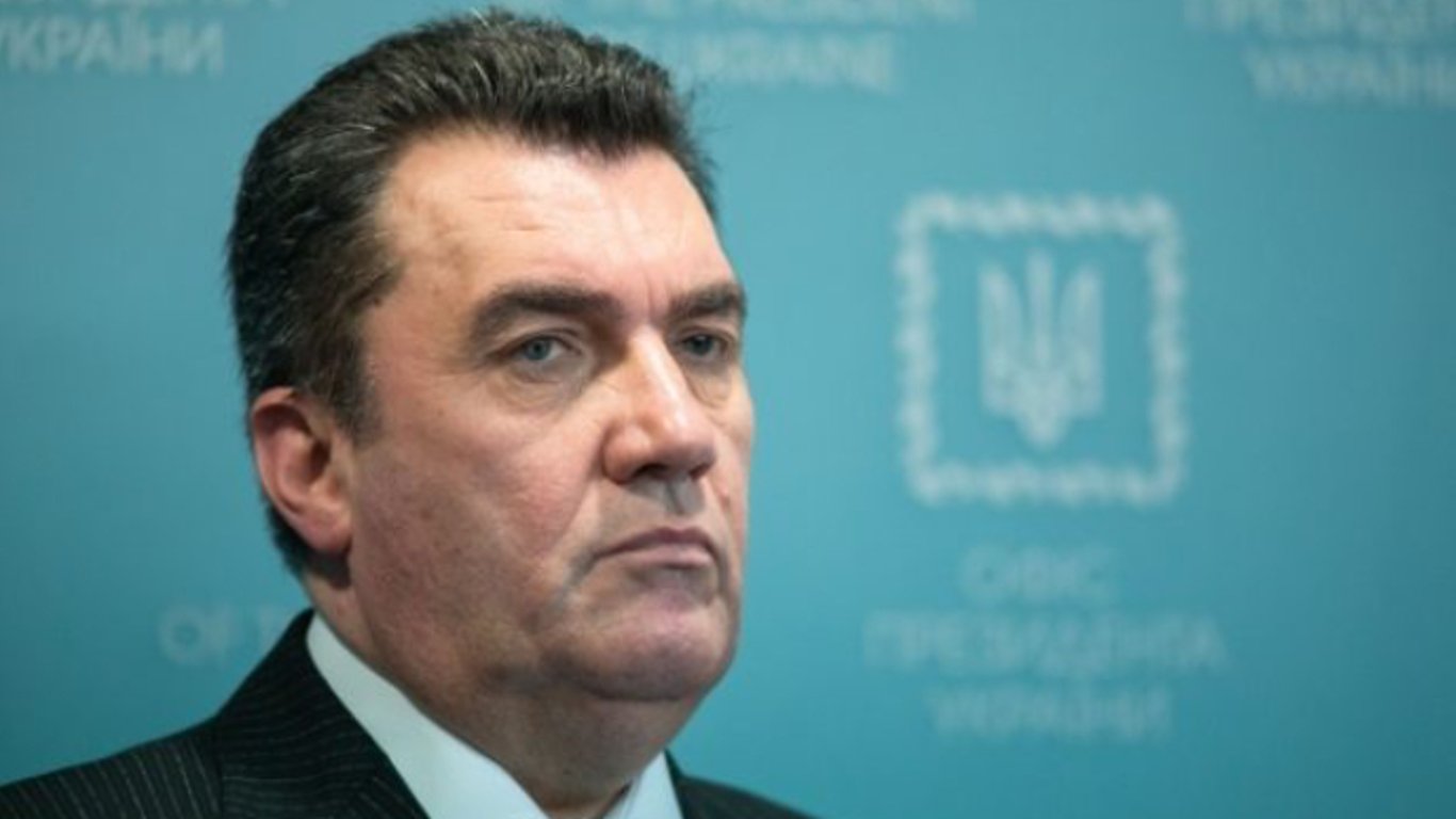 Данилов розкритикував заяви Подоляка про зброю для України та згадав пеньки Януковича
