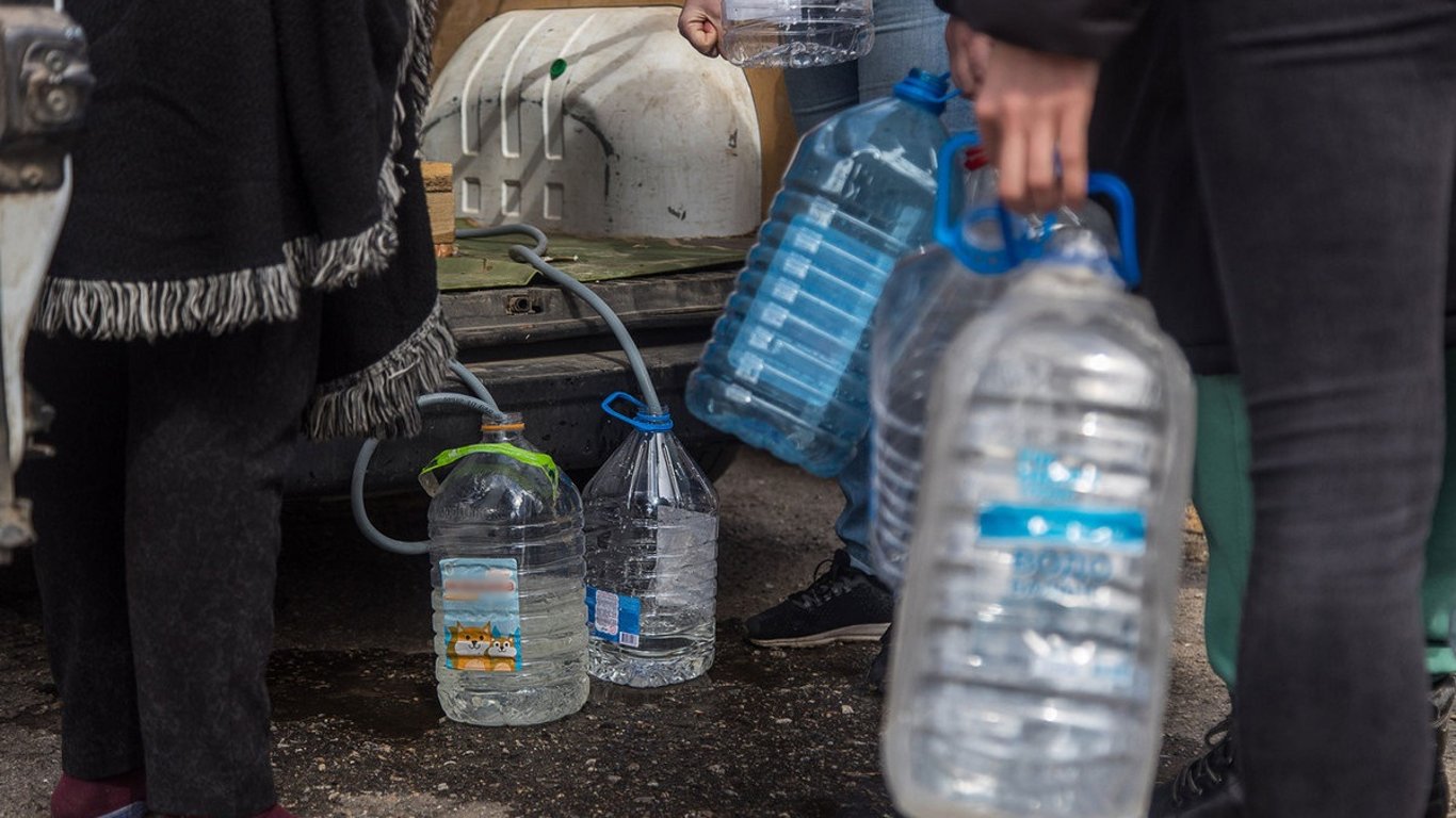 Мариуполь - в городе острая нехватка воды и люди набирают ее из луж