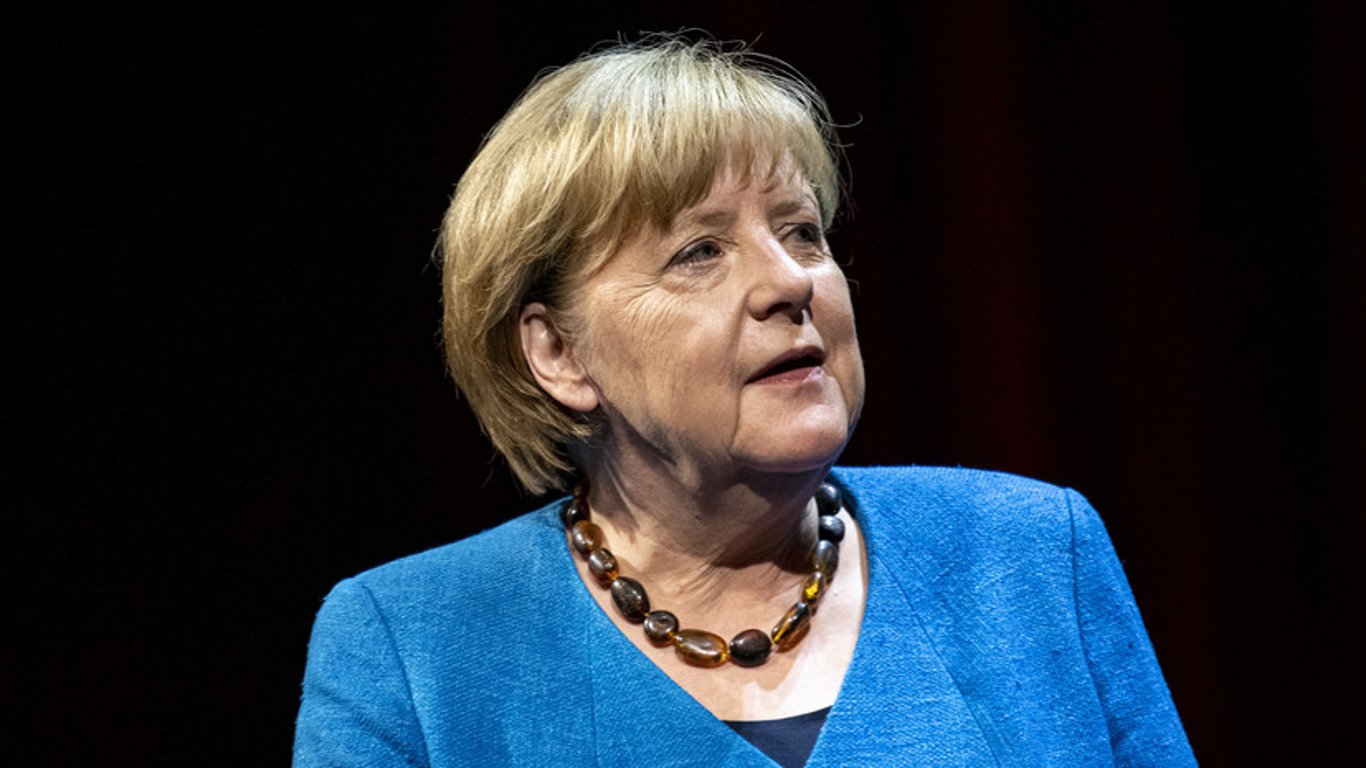 Меркель заявила, что готова быть "посредником" между Киевом и Москвой