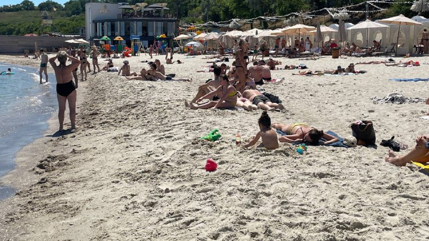 Пляж на 13-й Фонтана переполнен людьми: инспекция по пляжам Одессы