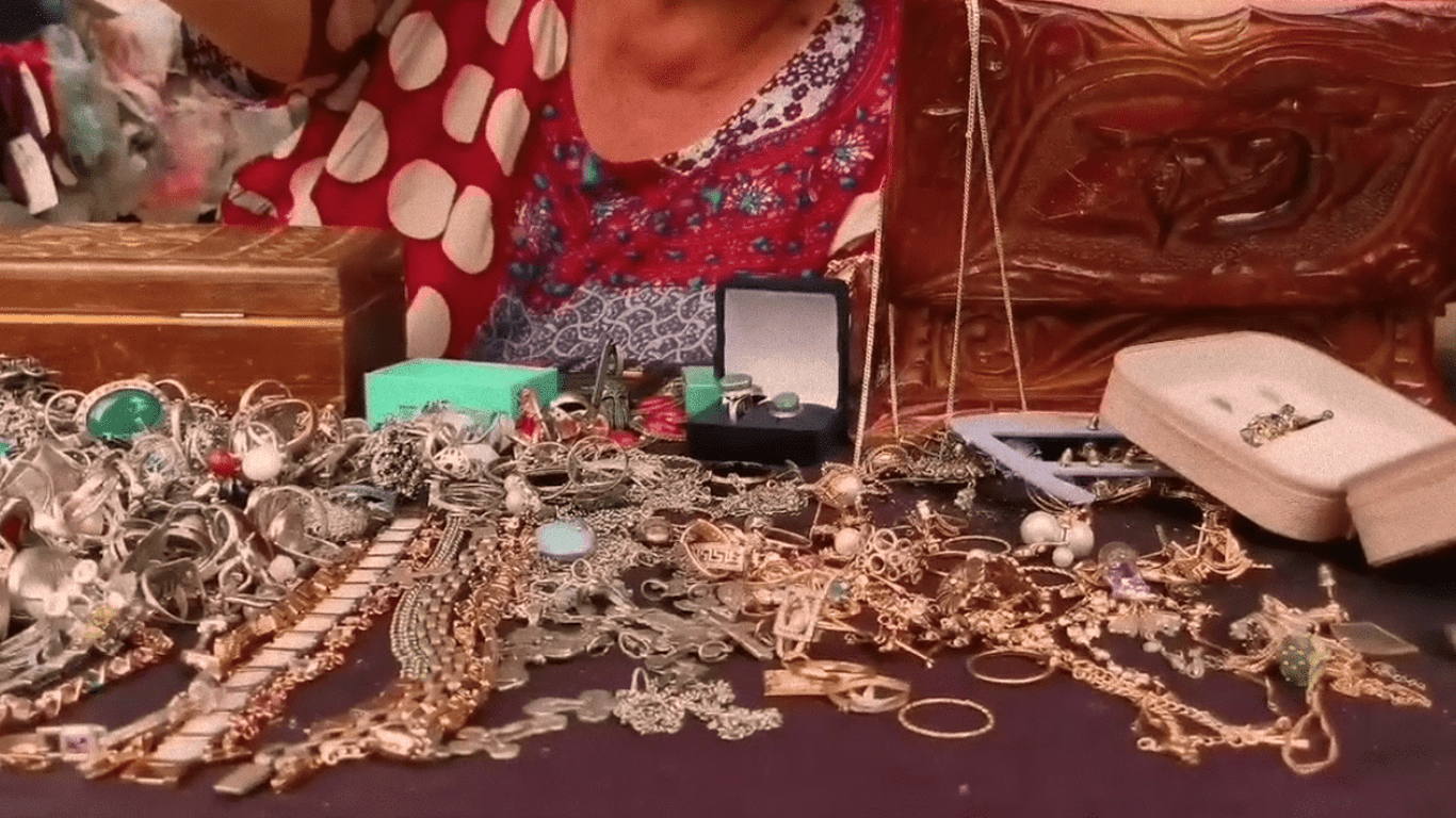 В Мариуполе мародеры обустроили ломбарды под открытым небом, продавая краденые драгоценности