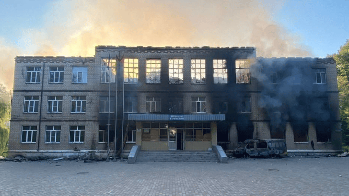 Оккупанты разрушили обстрелами третью школу в Авдеевке