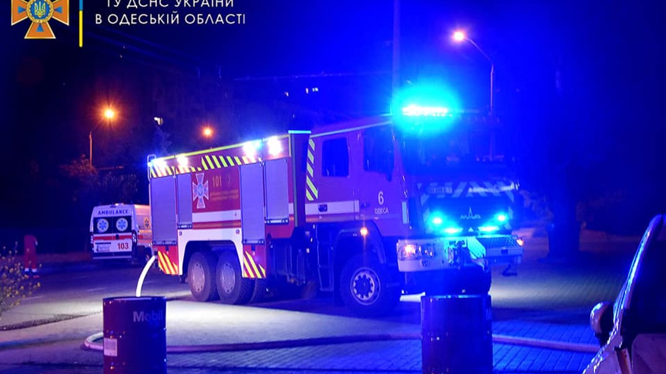 В Одессе на проспекте Небесной Сотни ночью горело СТО