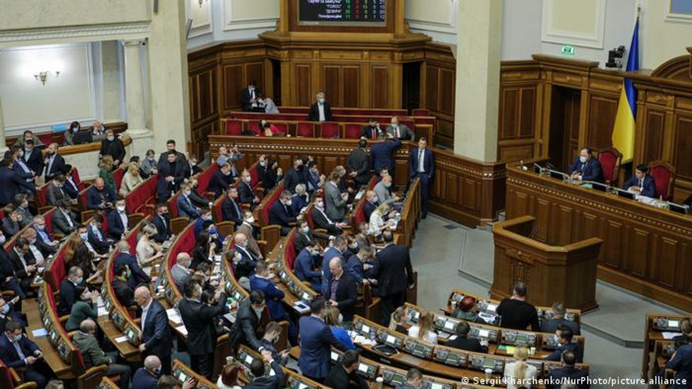В Украине запретили деятельность 10 пророссийских партий и планируют запретить еще семь
