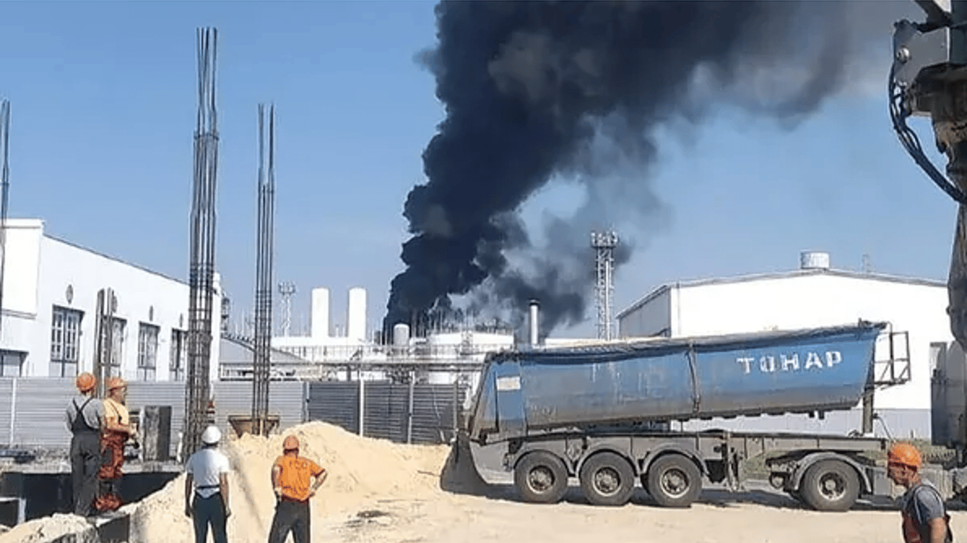НПЗ россия - вв ростовской области горит крупнейший поставщик нефтепродуктов на юге рф
