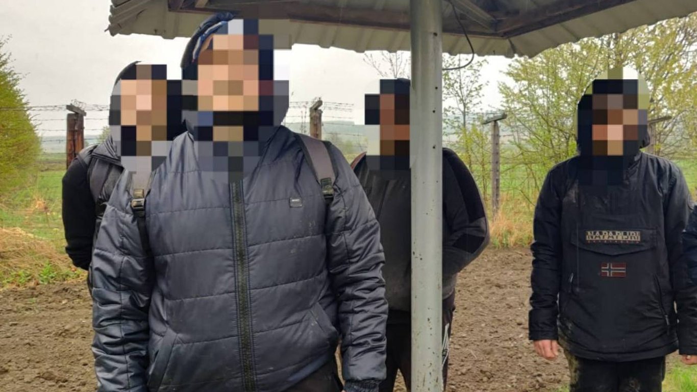 12 тисяч доларів США за перетин кордону: на Буковині викрили ділків та повідомили їм про підозру