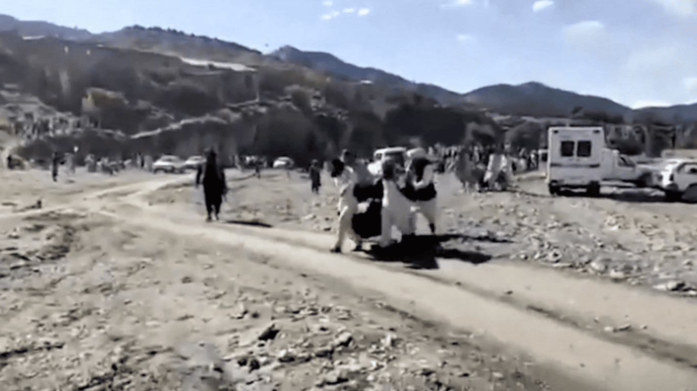 Землетрясение в Афиганистане унесло жизни по меньшей мере 1000 человек