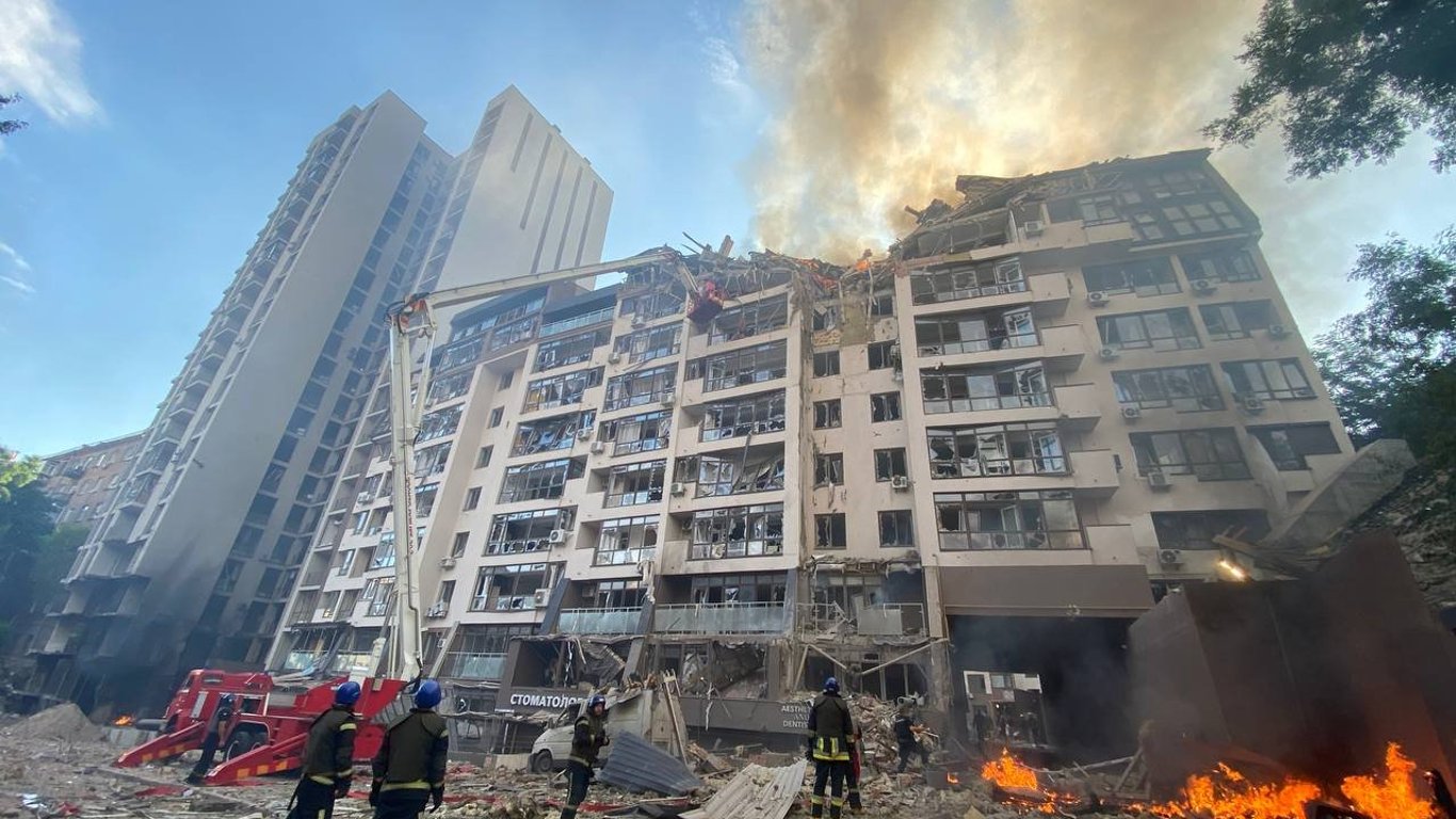 В Киеве ракета попала в многоэтажку: есть жертвы – фото, видео