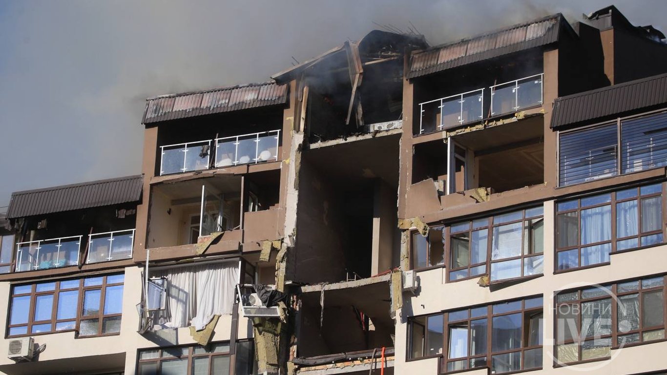 Обстріл Києва 26 червня – мешканці будинку обговорюють ракетний удар