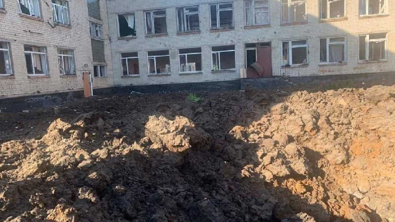 Враг обстрелял школу в Харькове и села в области.