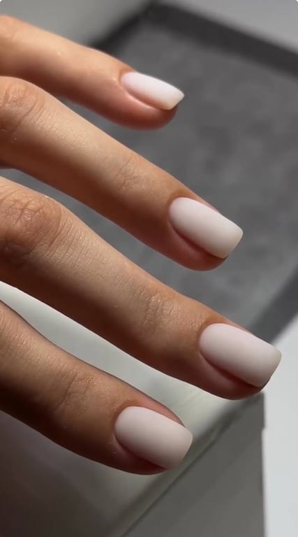 Матовий ефект на нігтях завжди має доречний вигляд